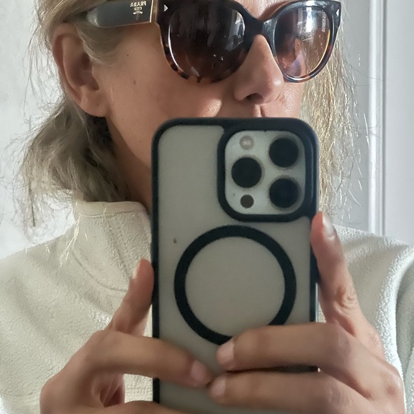 Prada sunglasses with box and case. - Picture 7 of 7